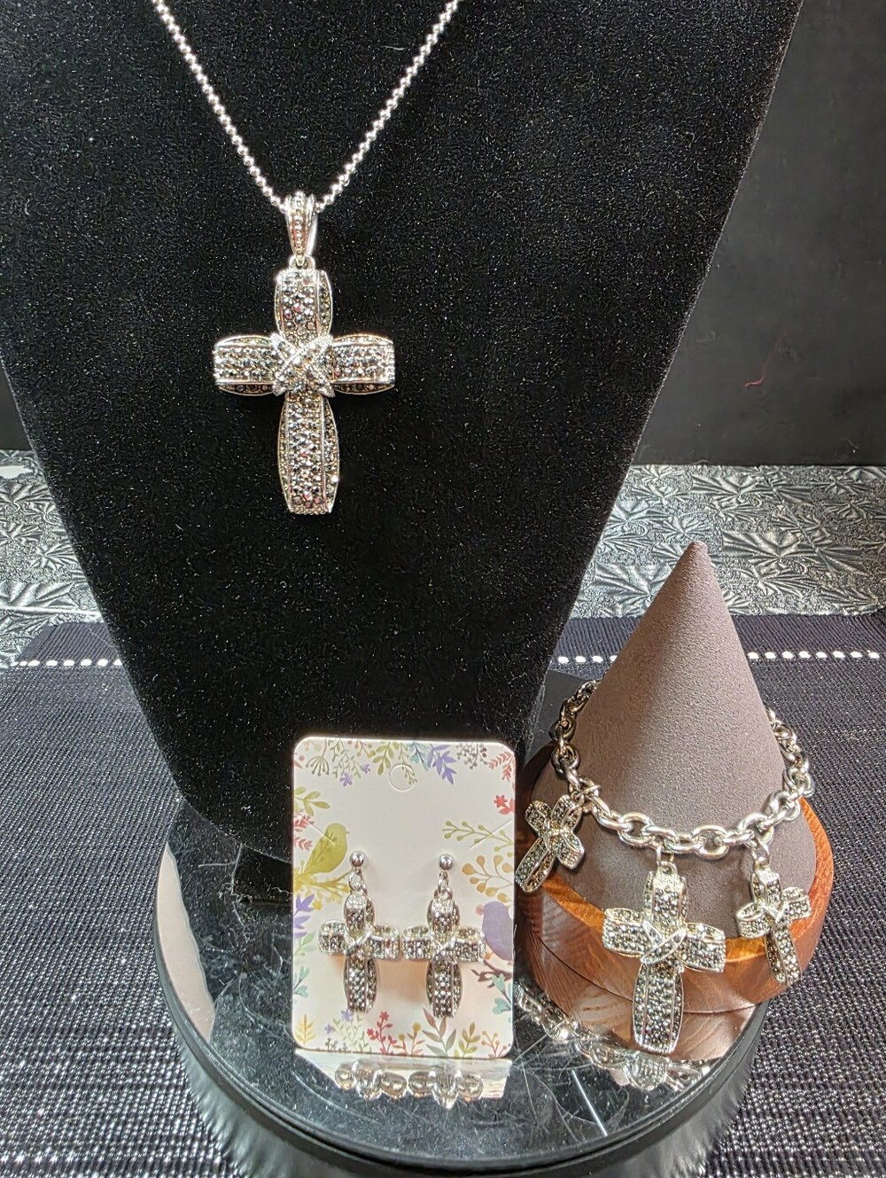 Traci Lynn Cross Pendant Parue